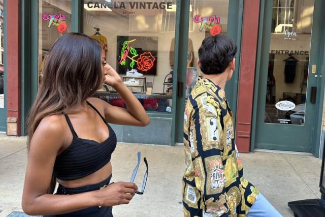 Canela Vintage Exterior Window Shopping
